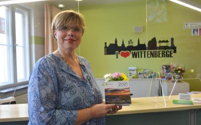 Frauke Spiller zeigt ein Exemplar der Witteberger Kalenderblätter 2021 I Foto: Martin Ferch (Bild vergrößern)