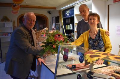 Bürgermeister Helmut Seyer (l.) verabschiedete Bäckermeister Fred Giere und Ehefrau Petra in den Ruhestand. (Foto: Dénise Schulze/SVZ)