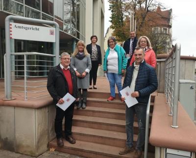 Nach der Feierstunde wurde noch mal Aufstellung vor dem Amtsgericht Bad Hersfeld genommen (von links nach rechts): Werner Kümmel, Amtsdirektorin Michaela Kilian-Bock, Edith Vollmer, Ursula Wenzel, Bürgermeister Carl-Christoph Möller, Sigrid Erbe-Sampolski, Andreas Olexiuk Nach der Feierstunde wurde noch mal Aufstellung vor dem Amtsgericht Bad Hersfeld genommen (von links nach rechts): Werner Kümmel, Amtsdirektorin Michaela Kilian-Bock, Edith Vollmer, Ursula Wenzel, Bürgermeister Carl-Christoph Möller, Sigrid Erbe-Sampolski, Andreas Olexiuk