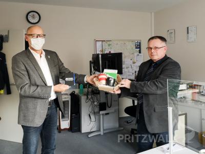 Bürgermeister Dr. Ronald Thiel gratuliert Niederlassungsleiter Matthias Adam zum 30-jährigen Firmenjubiläum am Standort Pritzwalk. Foto: Beate Vogel
