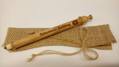 CLEO | Gessner Bleistift aus Kirschbaumholz ist für 15,00 € in der Stadtinformation erhältlich