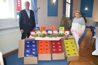 Stadt Perleberg | Holger Lossin, Geschäftführer PVU, und Kerstin Oesemann, Leiterin Freizeitzentrum, präsentieren die 150 Brotdosen, die an die Klassen verteilt werden