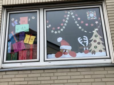 Adventskalender im Fenster