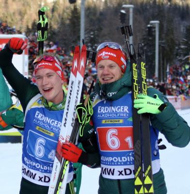 Foto zur Meldung: Roman Rees und Benedikt Doll mit Biathlon-Staffel auf Rang drei