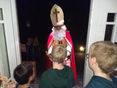 Der Nikolaus besuchte die Menzeler Kinder in diesem Jahr zu Hause.