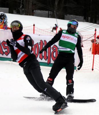 Leider kann dieses Jahr nicht gejubelt werden (hier Paul Berg und  Bolton Cameron beim FIS-Weltcup Einzel Snowboard Cross SBX Feldberg); Bild: Joachim Hahne