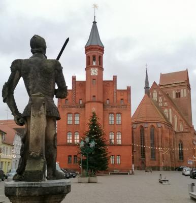 Stadt Perleberg | Blick vom Roland auf das Perleberger Rathaus