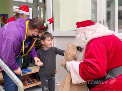 Die Kinder aus der Kita „Tausendfüßler" freuten sich, den Weihnachtsmann zu sehen. Foto: Andreas König/Stadt Pritzwalk