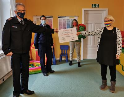 KFV - Erlös der "Schaumburg zeigt Respekt" Aufkleber an den Kinderschutzbund übergeben