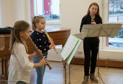 Im Januar 2020 spielte Elisa Taut (l.) bereits im Blockflötenensemble mit Hanna Taut und Liv Emma Eickhorst bei Jugend musiziert auf. Foto: Gerlind Bensler