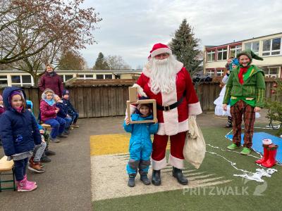 Der Weihnachtsmann wurde in der Kita „Kinderland" mit dem Lied vom Lebkuchenmann begrüßt. Foto: Andreas König/Stadt Pritzwalk