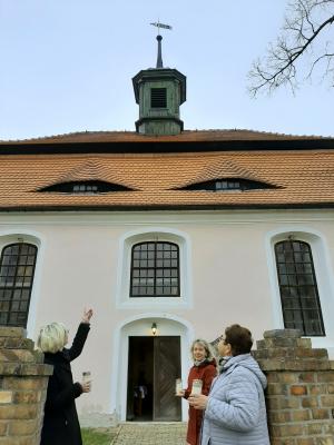 Die Kirchenvorstände Susann Tilch, Simone Gärtner und Christina Kurz (von links) sorgen sich um den Erhalt des Kirchturmes und bitten um Spenden zur Sanierung. (Foto: Jana Kurz) (Bild vergr&ouml;&szlig;ern)