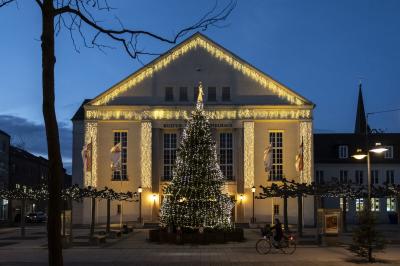 Weihnachtsbaum vor dem Kulturhaus I Foto: Jens Wegner (Bild vergrößern)