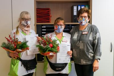 Karin Dahse, Pflegedienstleiterin der Ambulanten Pflege in Perleberg (rechts im Bild) gratuliert den Mitarbeiterinnen Karina Teschmayer und Andrea Behrend zur bestandenen Fortbildung (Bild vergrößern)