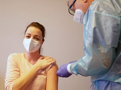 Anne Stiller, Stellvertretende Pflegefachleitung auf der Intensivstation des Klinikums Niederlausitz, erhält als eine der ersten Mitarbeiter des Klinikums die Impfung gegen SARS-CoV-2. Bildunterschrift. (Foto: KNL / Kristin Dolk) (Bild vergrößern)