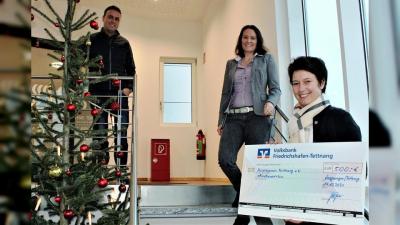 Peter Probst und Patricia Hermann übergeben die Spende an Karin Winkler (von links) vom Hospizverein. (Foto: Eberhard Schweizer)