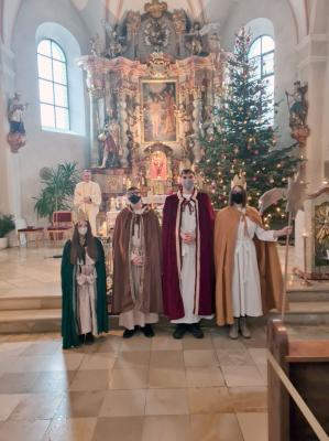 Foto zur Meldung: Sternsinger trugen bei den Gottesdiensten an Dreikönig in der Pfarreiengemeinschaft Moosbach, Prackenbach-Krailing zumindest den Sternsingerspruch auf.