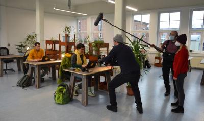 Andrea Stenz und Dominik Seele beim Dreh im Coworking Space I Foto: Martin Ferch (Bild vergrößern)