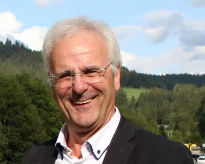 SVS-Präsident Manfred Kuner hat gut lachen. Mit der Allianz Versicherung verfügt der SVS über einen neuen Hauptsponsor - Foto: Joachim Hahne / johapress