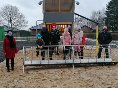 Stadt Perleberg | Verwaltung und Familien posen vor dem neuen Spielgerät auf dem Düpower Spielplatz