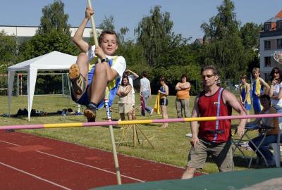 Beim Stabhochsprung konnten sich die Schüler schon auf das Mehrkampfmeeting vorbereiten (Bild vergr&ouml;&szlig;ern)