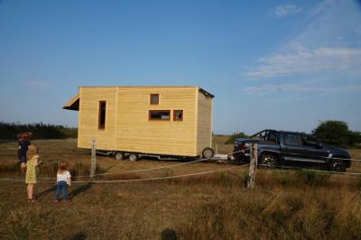 Das Tiny House aus dem Projekt „Klimaschutz in Vorpommern – von der Einöde zum kulturellen Kleinod“ mit Förderung des Fonds Nachhaltigkeitskultur. Foto: © SoLe e.V. / Galke (Bild vergrößern)