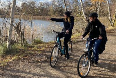 Unser Bild zeigt Radfahrende am Falkenhagener See.