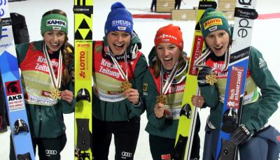 Die deutschen Skispringerinnen bejubeln den historischen WM-Titel - Foto: Joachim Hahne / johapress