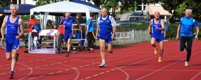 Die Senioren der Altersklassen 65 bis 75 hier beim 100 m Sprint prägten die LM im Zehnkampf nachhaltig und waren ein Vorbild für alle jüngeren Altersklassen (Bild vergr&ouml;&szlig;ern)