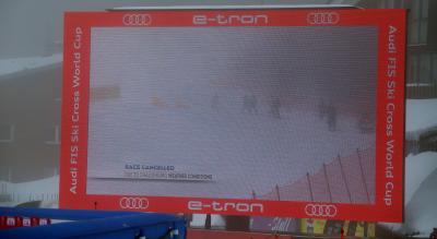 Race Cancelled stand auf der großen Anzeigetafel im Skistadion am Feldberg. Alle Rennen samt der Qualifikation mussten abgesagt werden - Foto: Joachim Hahne