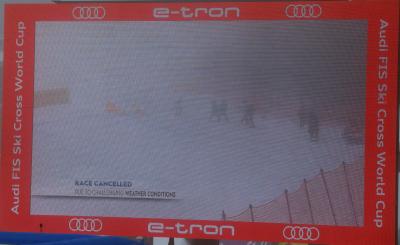 Race Cancelled stand auf der großen Anzeigetafel im Skistadion am Feldberg. Alle Rennen samt der Qualifikation mussten abgesagt werden - Foto: Joachim Hahne