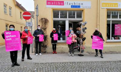 Stadt Perleberg | Einzelhändler nehmen an Protestaktion "Wir gehen mit_voran" teil.