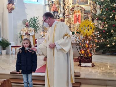 13 Erstkommunionkinder aus der Pfarreiengemeinschaft Moosbach-Prackenbach-Krailing stellen sich bei den Gottesdiensten am 31.01.2021 der Pfarrgemeinde vor