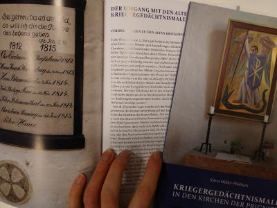 Stadt Perleberg | Aufgeschlagenes Band über die Kriegergedächtnismal in den Kirchen der Prignitz