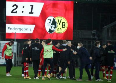 Ein  Bild für die Ewigkeit: Freiburg feierte mit 2:1 Toren den ersten Sieg seit dem Amtsnantritt von Trainer Christian Streich - Foto: Joachim Hahne  / johapress