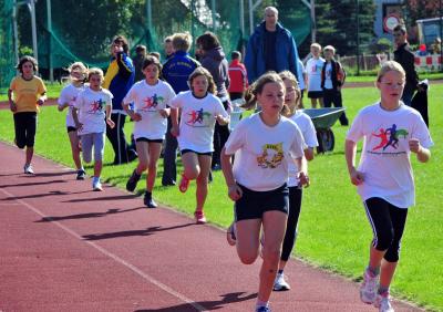 Die Mädchenriege beim 800m-Lauf (Bild vergr&ouml;&szlig;ern)