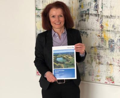 Wirtschaftsförderin Anke Prätzas stellt die neue Broschüre „Wirtschaftsvielfalt Maintal“ vor. Foto: Stadt Maintal