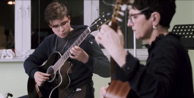 Julius Felbel (15 Jahre) an der Gitarre mit Fachlehrerin Ingrid Walter beim Kultur-Clip per Videoaufnahme. Foto: Steffen Struck