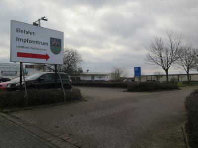 Hier geht es zum Impfzentrum – ein großes Schild weist auf die Einfahrt zum Impfzentrum in Wolfenbüttel in der Schweigerstraße hin. Es gibt genügend Parkplätze. Foto: Landkreis Wolfenbüttel
