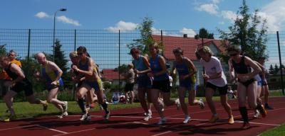 Start zum abschließenden 800m-Lauf der Frauenriege beim 19.Damenzehnkampf bzw. LM der Seniorinnen (Bild vergr&ouml;&szlig;ern)