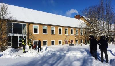 Großer Arbeitseinsatz an der Grundschule Destedt: Pulverschnee drang durch die Ritzen bis auf den Dachboden des Hauptgebäudes vor