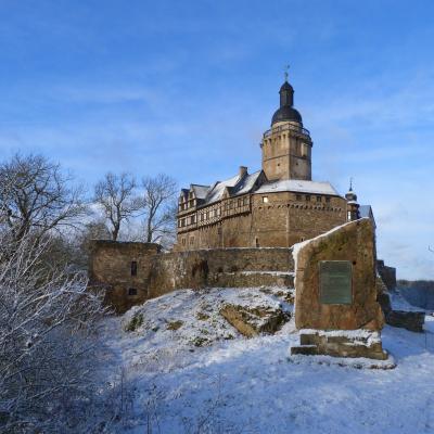 Ostseite der Burg Falkenstein im Winter (Bild vergrößern)