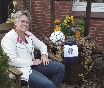 Birgit Söder mit Fußball und Fan-Schal von Germania Walsrode im heimischen Garten: Die 55-Jährige soll die erste Frau auf dem “Präsidenten-Stuhl” der SGW werden. Foto: privat (Bild vergrößern)