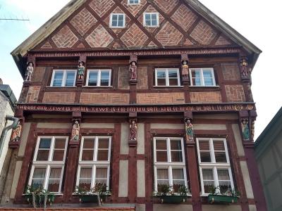Stadt Perleberg | Gebäudeansicht auf die Knaggenfiguren am Großen Markt 4