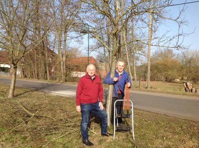 Hans-Werner Mau (r.) und Bürgermeister Helmut Seyer hoffen auf eine positive Obsternte auch in diesem Jahr