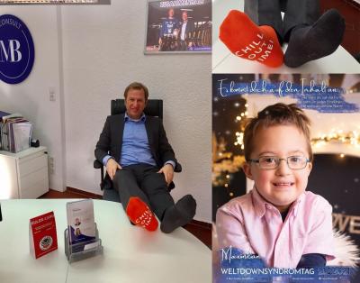 Auf der Collage sieht man Marco Bussi in bunten Socken und Maximilan Blum auf einem Plakat zum Welt Down Syndrom-Tag