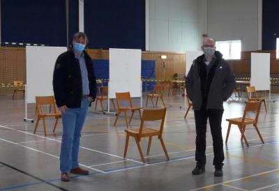 Bürgermeister Detlef Kaatz und Gemeindemitarbeiter Carsten Brandt machten sich vor Ort ein Bild vom Aufbau der Impfstation