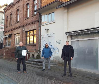 Auf dem Foto erkennen Sie Bürgermeister Jörg Schützeberg, Fachbereichskoordinator Lars Obermann und Bauherr Jens Krug (von links nach rechts) vor dem Gebäude in der Oberen Bahnhofstraße (ehemals „Ihr-Platz“ (rechts) und ehemals Gaststätte Grüner Baum (links (Bild vergrößern)