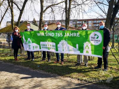 Bürgermeister Dr. Ronald Thiel (3.v.r.) und Mitarbeiter der Stadtverwal-tung präsentieren das neue Banner am Preddöhler Weg. Foto: Beate Vogel