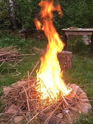 Das Bild zeigt ein Feuer im Freien.